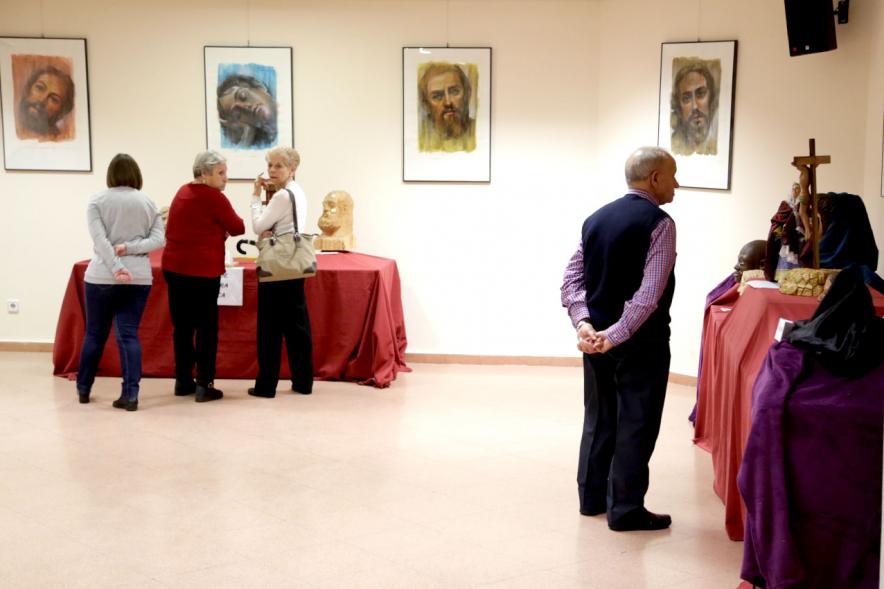 Inauguración de la Semana Santa Murciana - Imagen de los visitantes a la exposición.