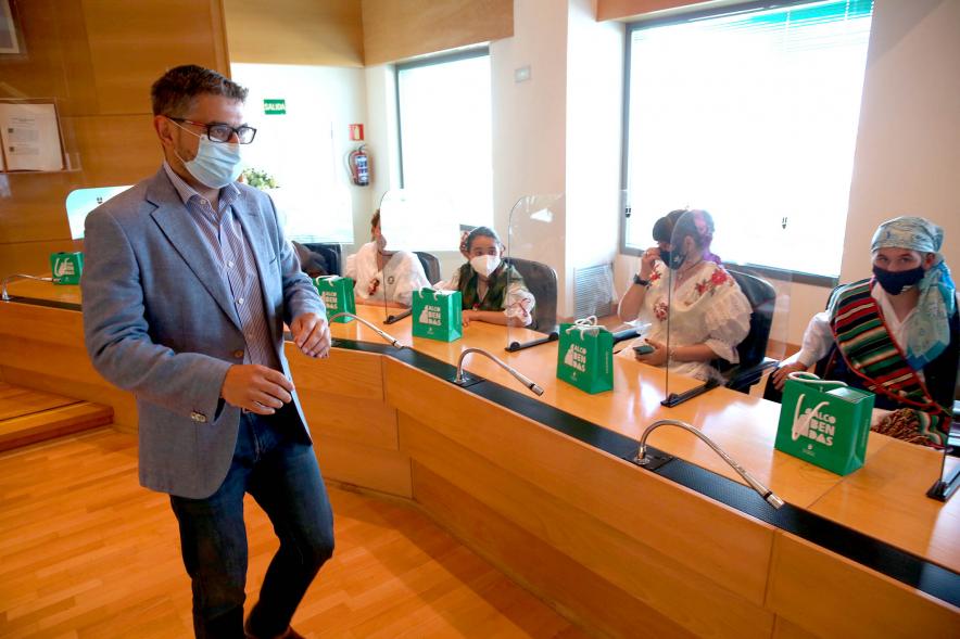 Semana Murciana - Fiesta de la Fuensanta -  Imagen del alcalde Sánchez Acera, saludando a las  participantes con el traje típico..