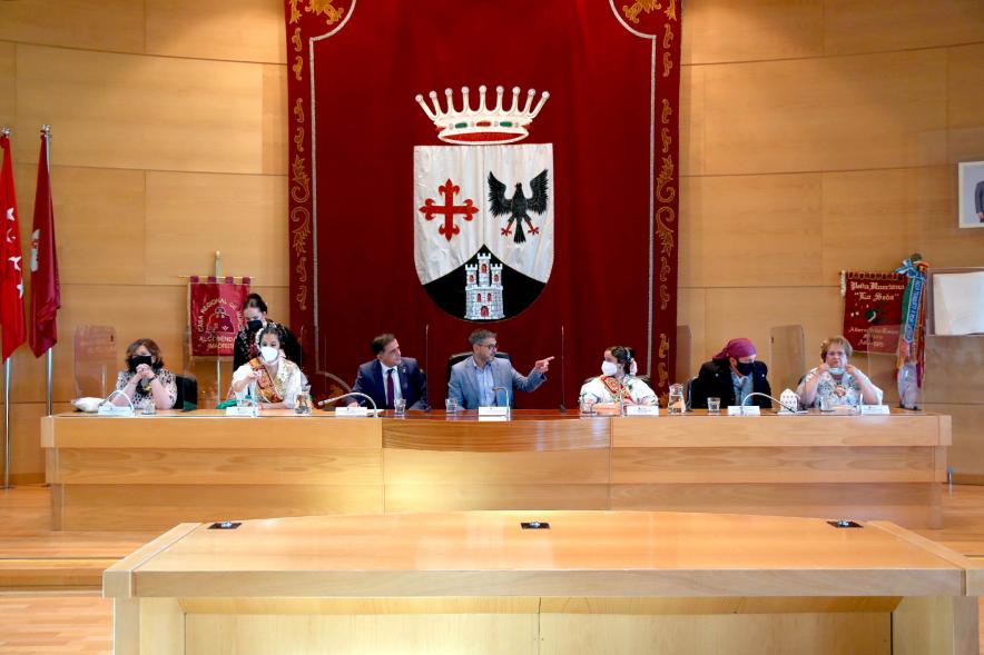 Semana Murciana - Fiesta de la Fuensanta -  Imagen del Salón de Plenos municipales y  con los celebrantes con el traje típico.