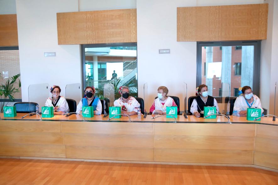 Semana Murciana - Fiesta de la Fuensanta -  Grupo de mujeres  con el traje típico  murciano sonríen en el  salón de plenos.