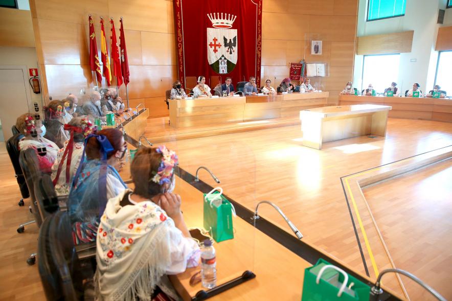Semana Murciana - Fiesta de la Fuensanta -  Imagen lateral del Salón de Plenos con los representantes de la celebración. 