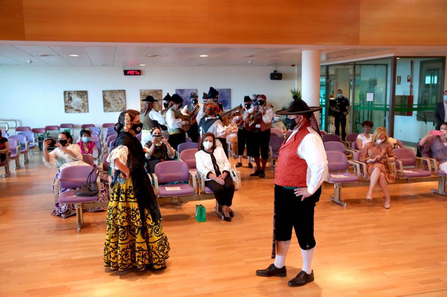 Semana Murciana - Fiesta de la Fuensanta - Imagen de dos murcianos con el traje típico bailando.