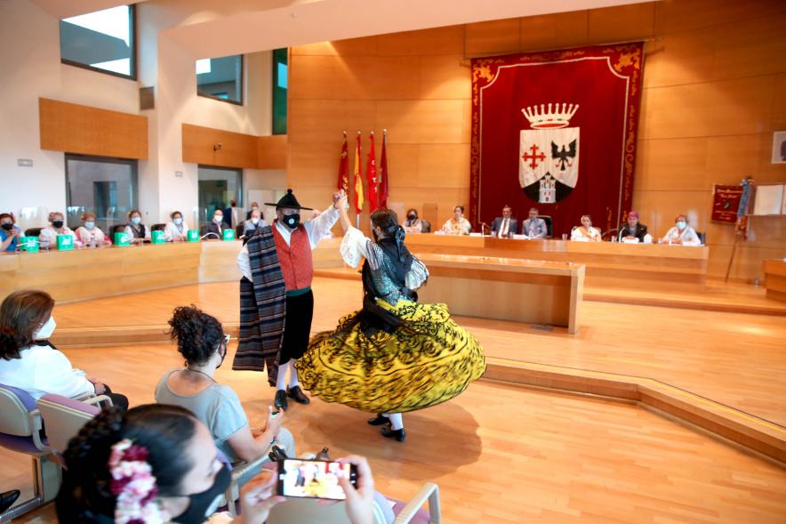 Semana Murciana - Fiesta de la Fuensanta - Imagen de dos participantes de la fiesta con el traje típico , bailando.