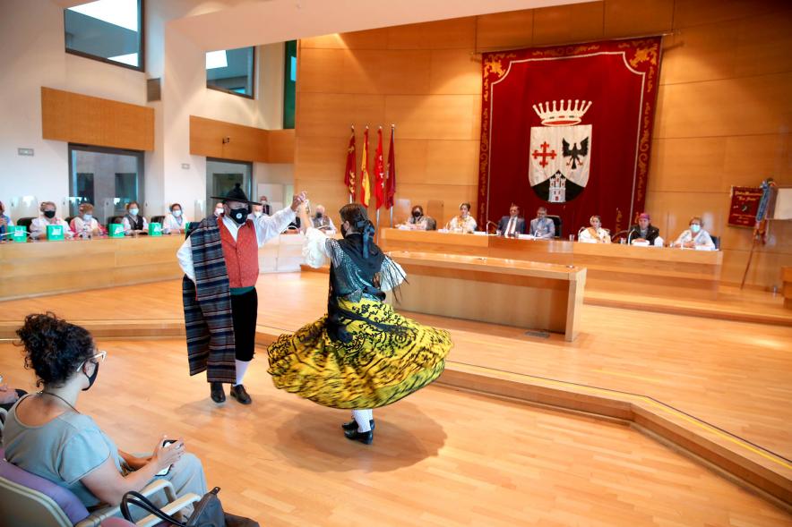 Semana Murciana - Fiesta de la Fuensanta -   Imagen de dos participantes de la fiesta con el traje típico, bailando.