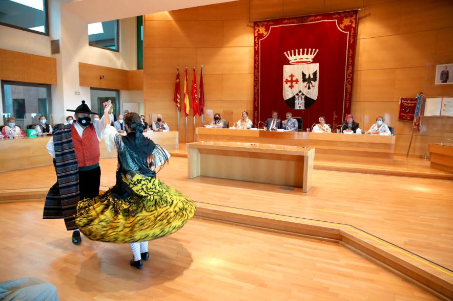Semana Murciana - Fiesta de la Fuensanta -  Imagen de dos participantes de la fiesta con el traje típico, bailando.