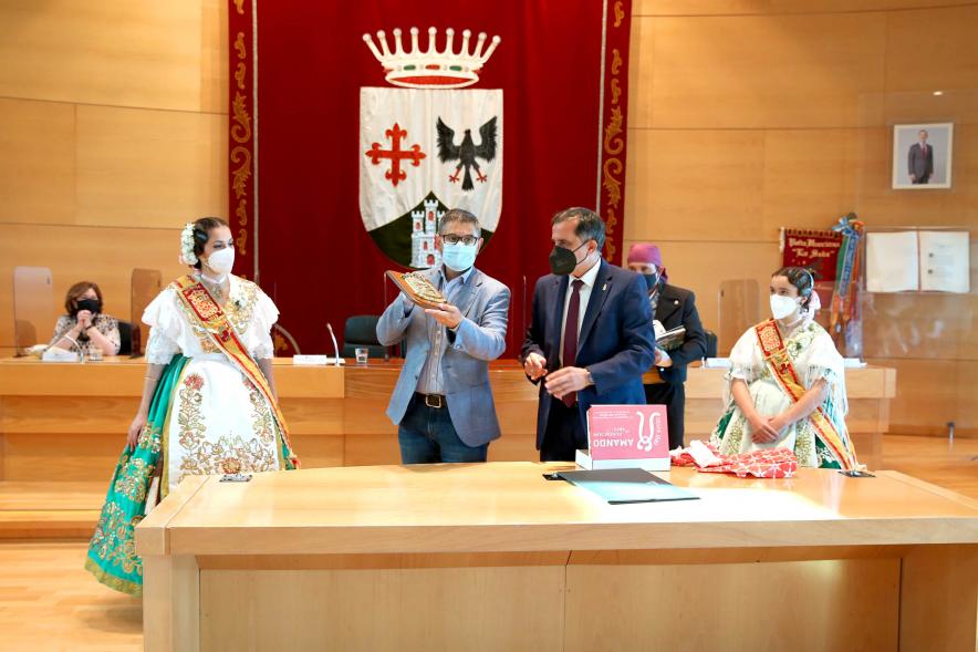 Semana Murciana - Fiesta de la Fuensanta - Imagen del alcalde Sánchez Acera mostrando la placa  regalo de los  celebrantes.
