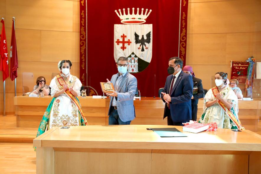 Semana Murciana - Fiesta de la Fuensanta - Imagen del alcalde Sánchez Acera mostrando la placa regalo de los celebrantes.  