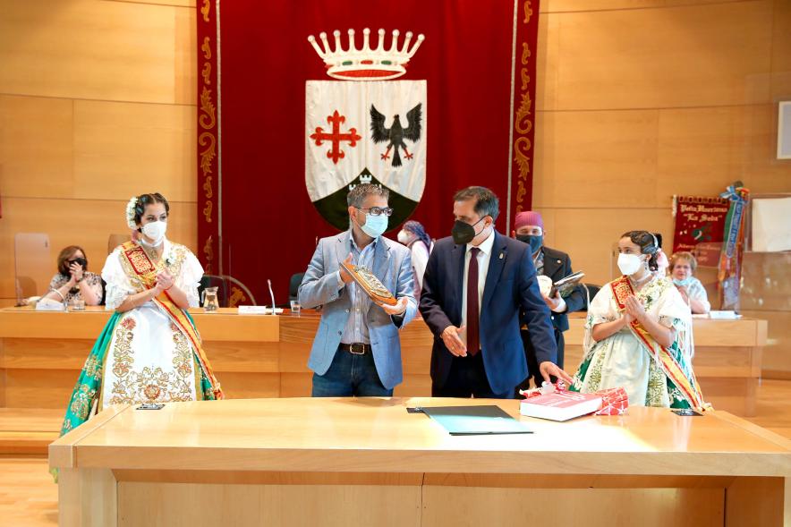 Semana Murciana - Fiesta de la Fuensanta - Imagen del alcalde Sánchez Acera mostrando la placa regalo de los celebrantes. 