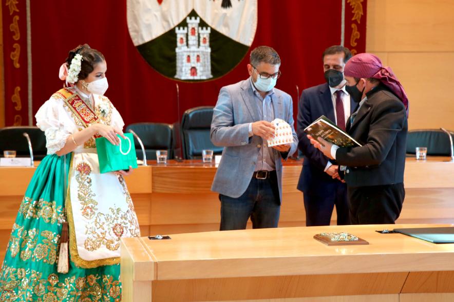 Semana Murciana - Fiesta de la Fuensanta - Imagen del alcalde con la palca regalo de los celebrantes. 