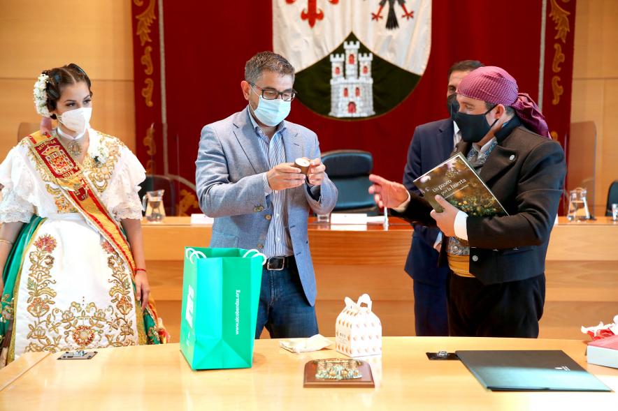 Semana Murciana - Fiesta de la Fuensanta -  Imagen del alcalde Sánchez Acera con los participantes de la celebración, hablando.       