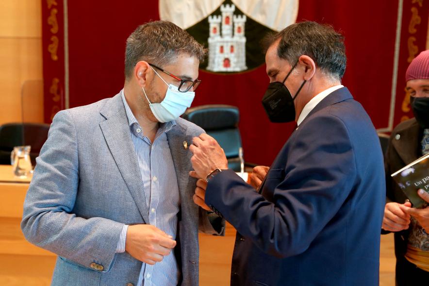 Semana Murciana - Fiesta de la Fuensanta -  El representante de la Casa de Murcia condecora al alcalde Sánchez Acera.