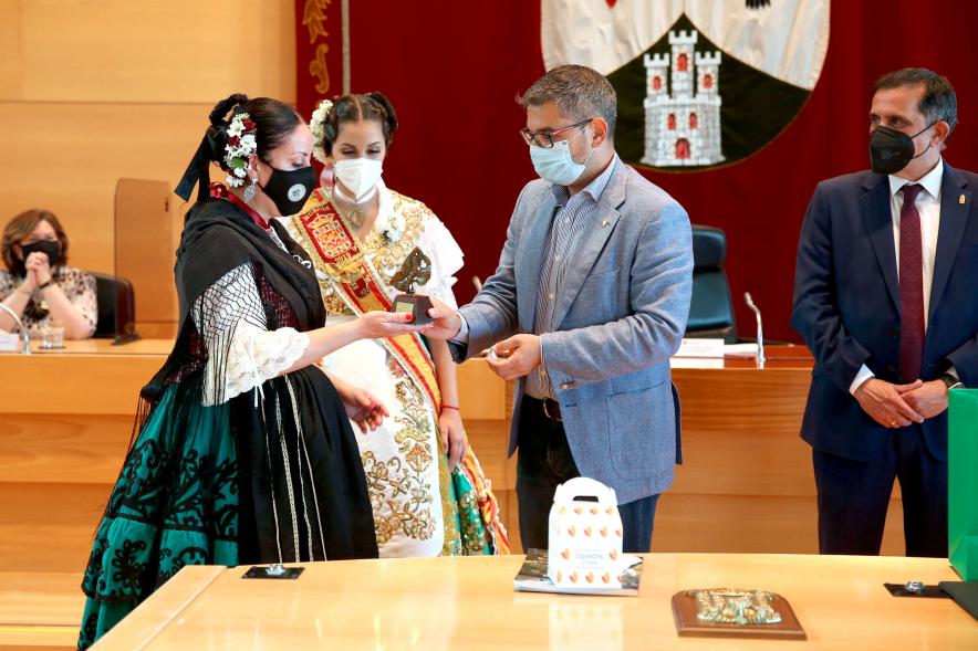 Semana Murciana - Fiesta de la Fuensanta - Imagen de la entrega  de una medalla  a una joven con el traje típico de la región.