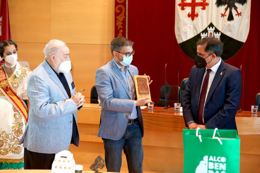 Semana Murciana - Fiesta de la Fuensanta -  Imagen del alcalde Sánchez Acera mostrando la placa que le han regalado.