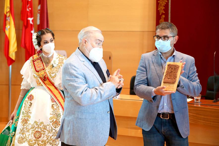 Semana Murciana - Fiesta de la Fuensanta - Imagen del alcalde Sánchez Acera mostrando la placa que le han regalado.        