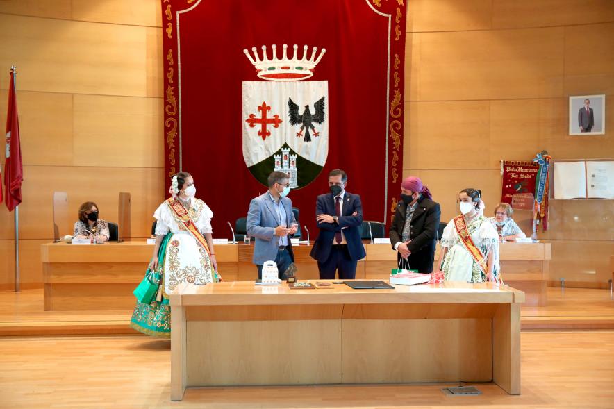 Semana Murciana - Fiesta de la Fuensanta -  Imagen del grupo representante de las fiesta conversando con el alcalde Sánchez Acera.