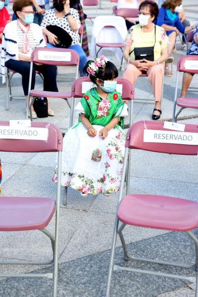 Semana Murciana - Fiesta de la Fuensanta - Primer plano de una niña vestida con el traje típico murciano.