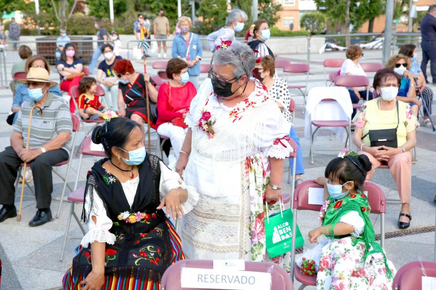 Semana Murciana - Fiesta de la Fuensanta -  Imagen de varios mayores junto a la niña  vestidos con el traje tradicional..