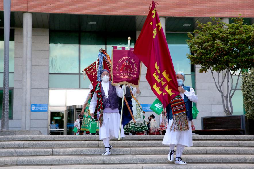 Semana Murciana - Fiesta de la Fuensanta -  Imagen de dos murciando portando las banderas de la región.