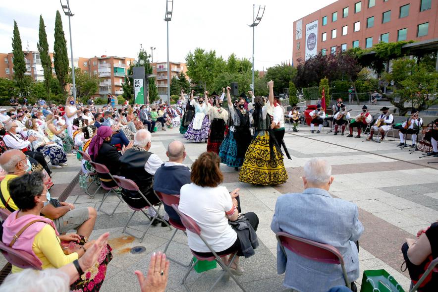Semana Murciana - Fiesta de la Fuensanta -  Imagen lateral del grupo regional bailando, el grupo de música al lado. 