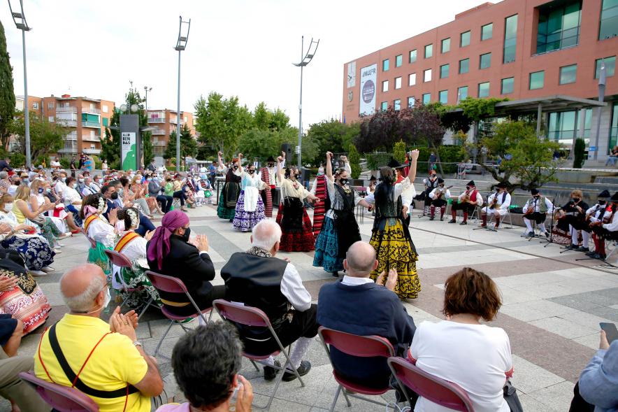 Semana Murciana - Fiesta de la Fuensanta -   Imagen lateral del grupo regional bailando,  el grupo de música también tradicional.