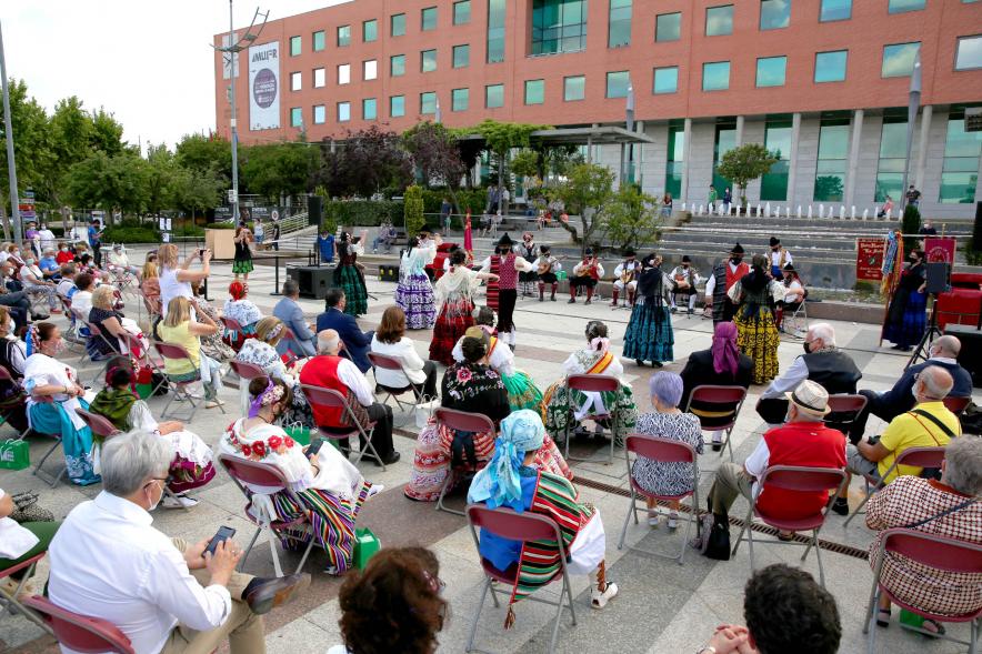 Semana Murciana - Fiesta de la Fuensanta -  Grupo de participantes con  el traje típico sentados en la explanada del Ayuntamiento.