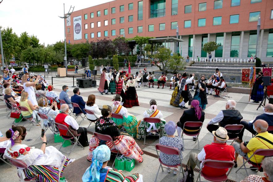 Semana Murciana - Fiesta de la Fuensanta - Grupo de participantes con  el traje típico sentados en la  explanada del Ayuntamiento.