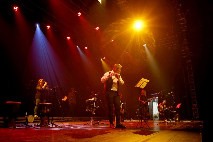 Semana Cultural Asturiana 2018 - Actuación Folk - Imagen de un componente del grupo Folk, que toca la flauta travesera.