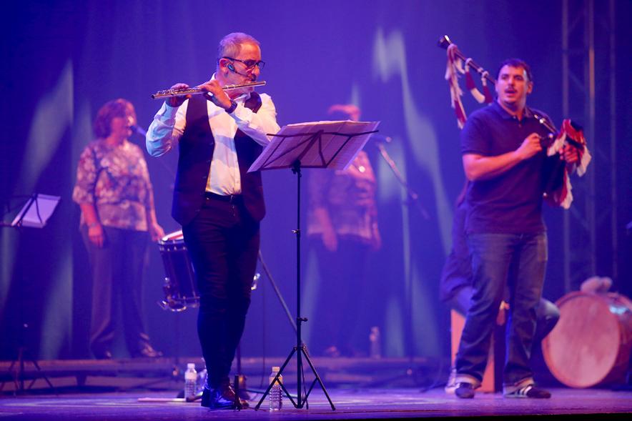 Semana Cultural Asturiana 2018 - Actuación Folk - Imagen de un componente del grupo Folk, que toca la flauta travesera y junto al él, el gaitero.