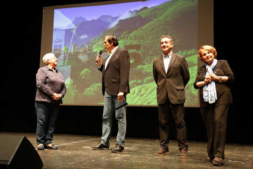 Concejales Martínez Rodríguez y Tovar Holguera entregando placa conmemorativa