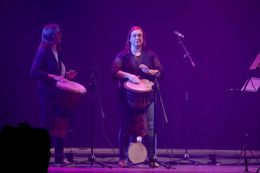Semana Cultural Asturiana 2018 - Actuación Folk - Imagen de una componente del grupo Folk, que toca un tambor con la mano.