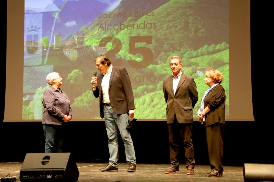 Concejales Martínez Rodríguez y Tovar Holguera entregando placa conmemorativa
