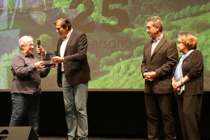 Concejales Martínez Rodríguez y Tovar Holguera entregando placa conmemorativa