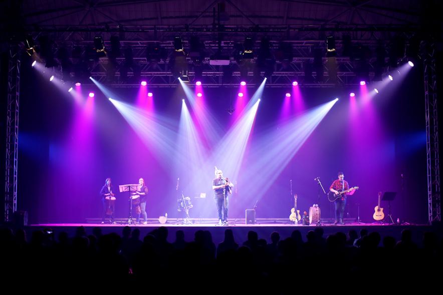 Semana Cultural Asturiana 2018 - Actuación Folk - Imagen lejana de un momento de la actuación Folk asturiano en el escenario.
