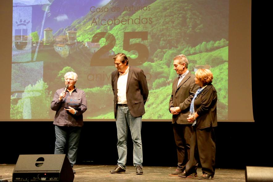 Concejales Martínez Rodríguez y Tovar Holguera entregando placa conmemorativa