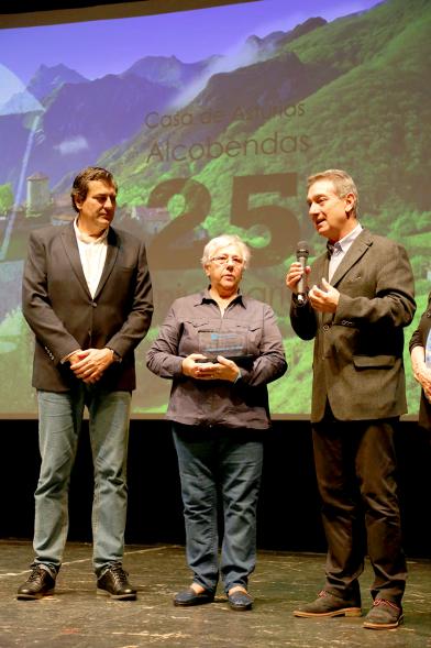Concejales Martínez Rodríguez y Tovar Holguera entregando placa conmemorativa