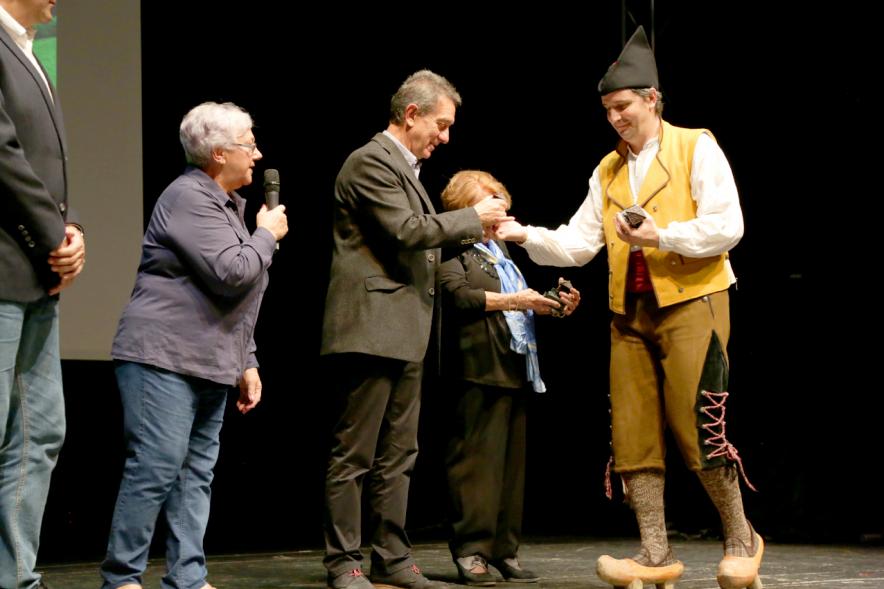 Concejales Martínez Rodríguez y Tovar Holguera entregando placa conmemorativa