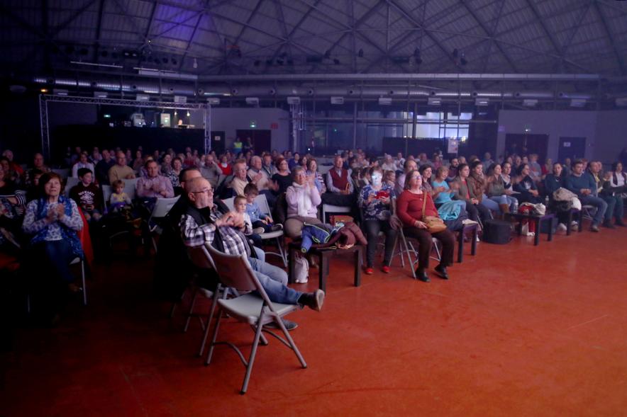 Semana Cultural Asturiana 2018 - Actuación Folk - Imagen plano general del público asistente al concierto.