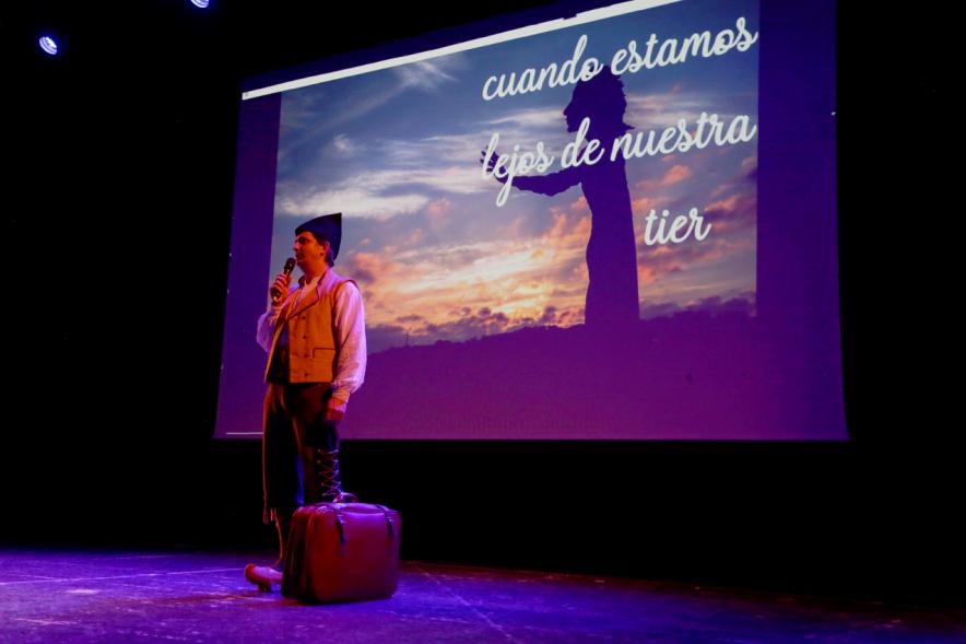 Payés hablándole al público