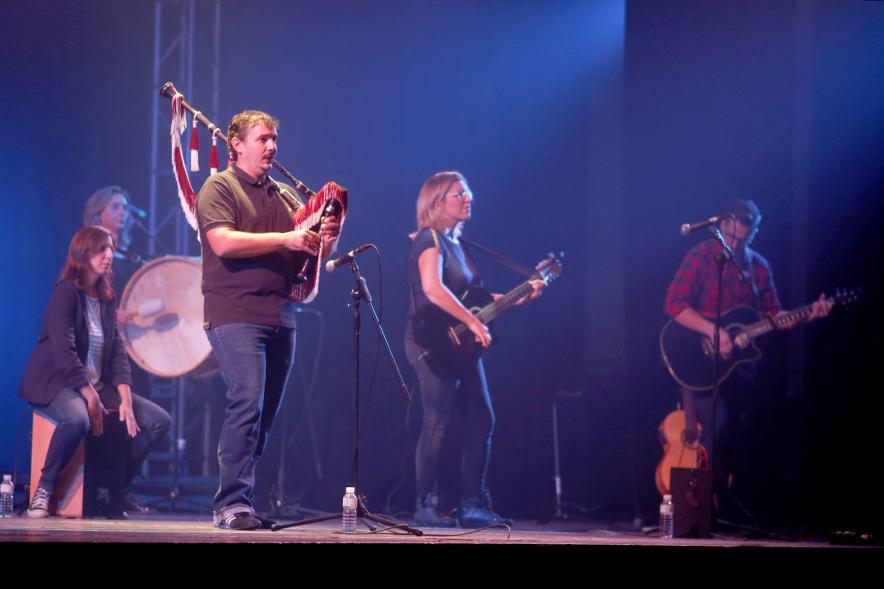 Semana Cultural Asturiana 2018 - Actuación Folk - Imagen de un momento de la actuación Folk asturiano en el escenario.