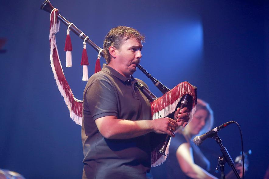 Semana Cultural Asturiana 2018 - Actuación Folk - Imagen de un gaitero en el escenario actuando.