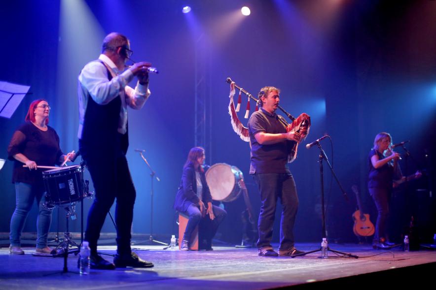 Semana Cultural Asturiana 2018 - Actuación Folk - Imagen de un componente del grupo Folk, que toca la flauta travesera y junto a él, el gaitero.