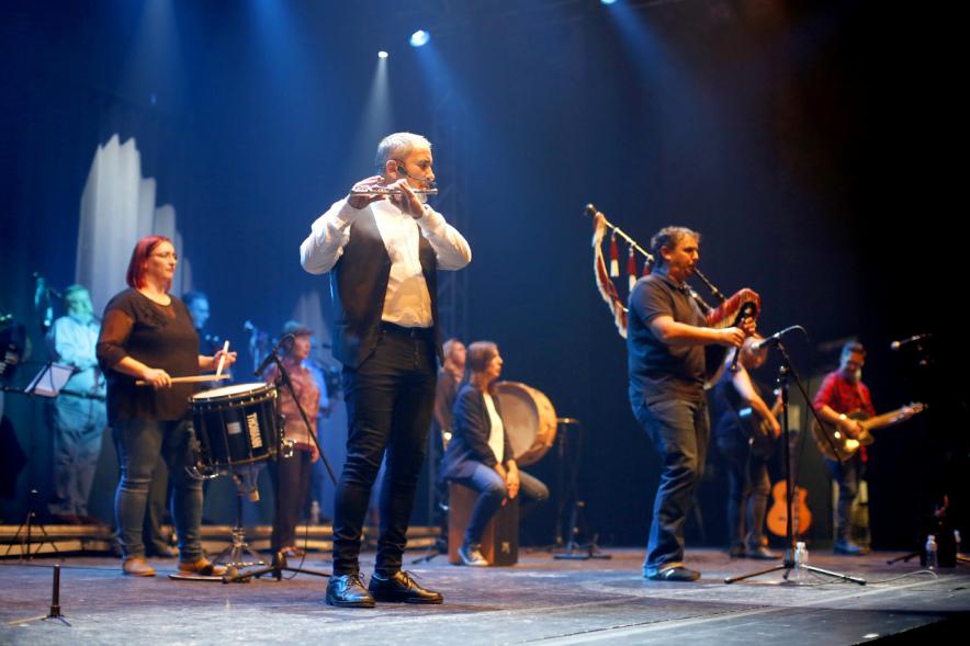 Semana Cultural Asturiana 2018 - Actuación Folk - Imagen de un momento de la actuación Folk asturiano en el escenario.