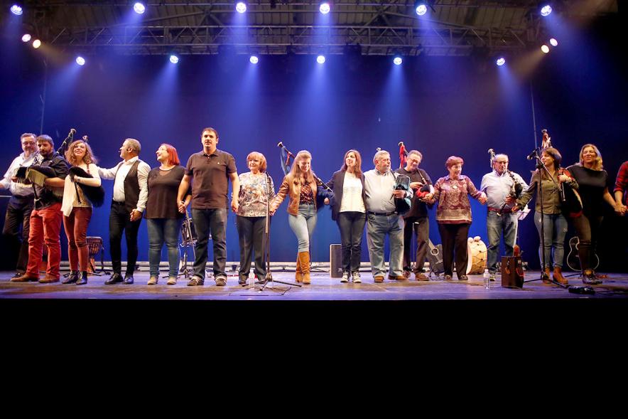 Semana Cultural Asturiana 2018 - Actuación Folk - Imagen del saludo final de todos los músicos que han estado en el escenario.