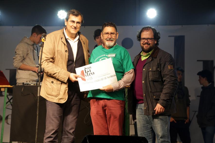 Concejales torres y Martínez Rodríguez hacen entrega del premio
