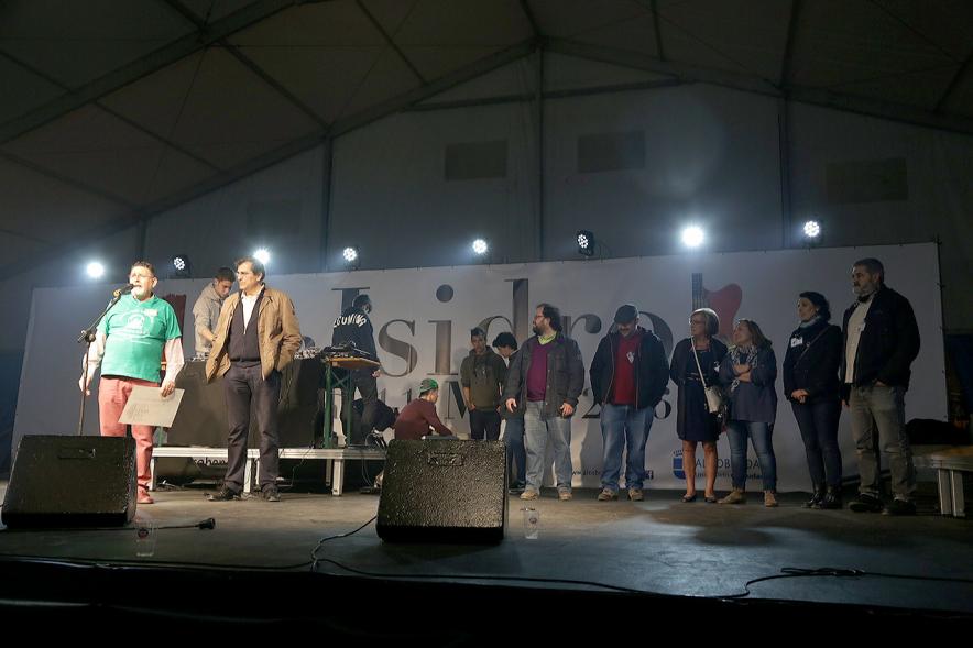 Escenario durante un momento del acto
