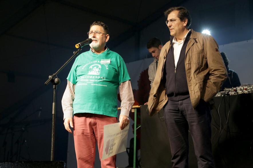 Miembro de la caseta de la asociación andaluza recoge el premio de manos de concejal Martínez Rodríguez