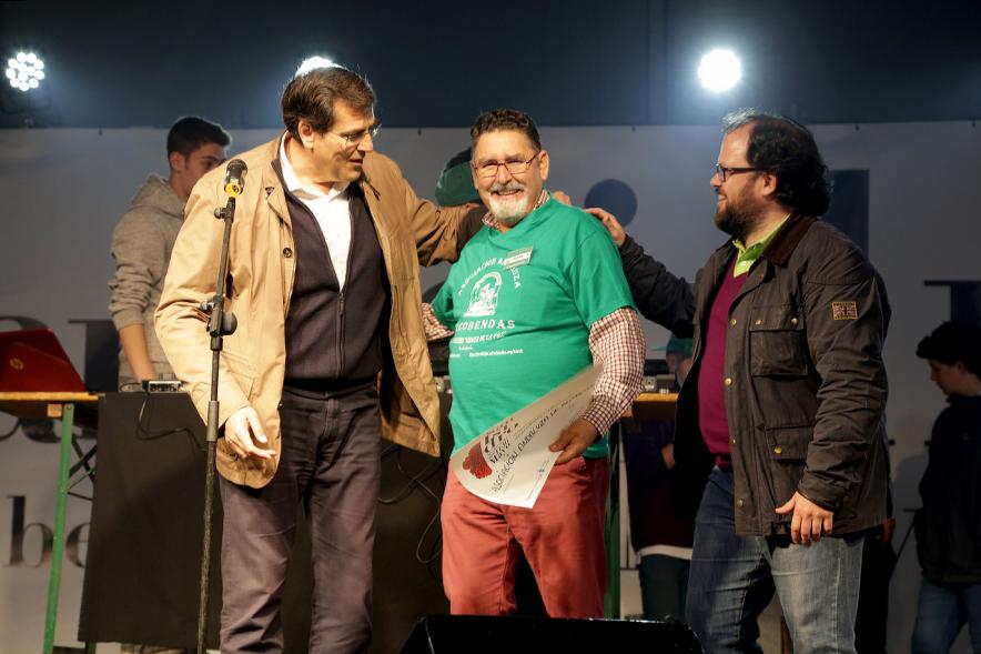 Concejales torres y Martínez Rodríguez hacen entrega del premio