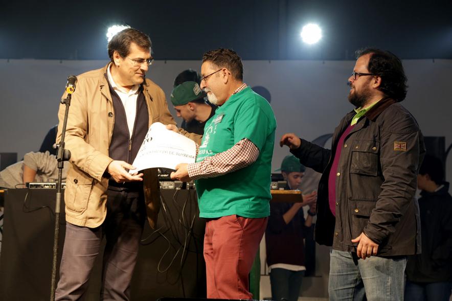 Concejales torres y Martínez Rodríguez hacen entrega del premio