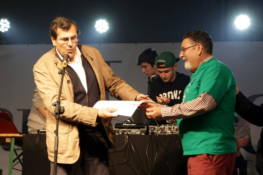 Representante de la caseta de la asociación andaluza recogiendo el premio