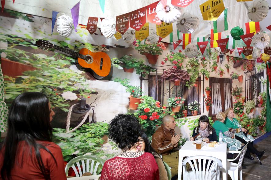 Vista interior de la caseta de la asociación andaluza en las fiestas de San Isidro 2016